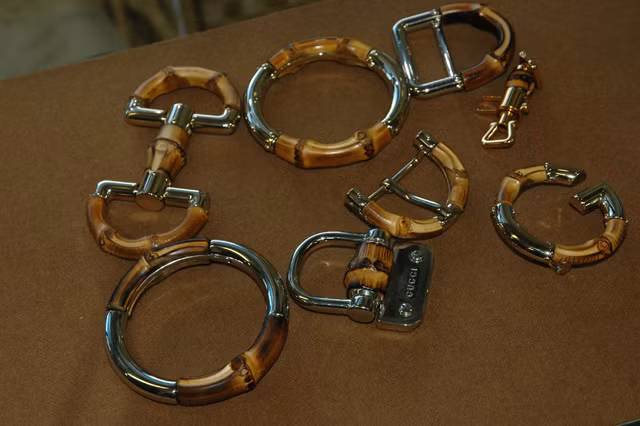 Các chốt và vòng khóa túi xách bằng tre.