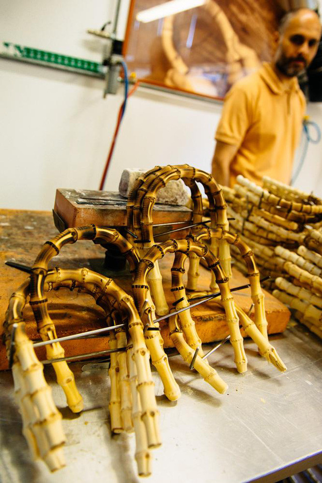 Quai túi xách được uốn cong.