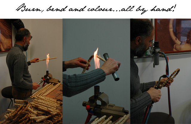 Các công đoạn xử lý tre được chế tác thủ công. Sau khi hơ lửa, người thợ luồn vào một ống sắt để uốn thành nhiều hình dạng khác nhau.