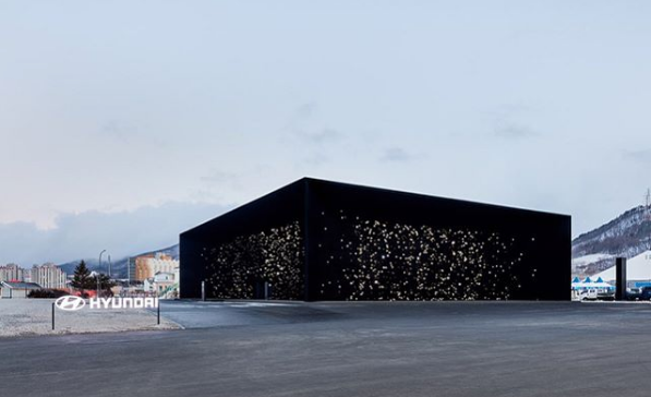 Nhờ đó, mặt ngoài của tòa nhà có thể hấp thụ đến 99% ánh sáng và khiến nó có một màu đen huyền ảo.