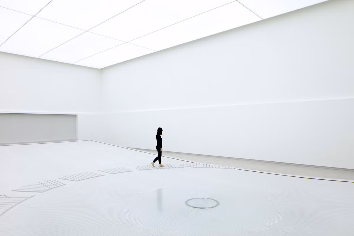 Bên trong là một căn phòng “nước” được bao phủ hoàn toàn bởi một màu trắng toát.