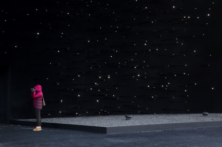 Hàng nghìn bóng đèn trắng nhỏ được gắn lên bức tường đen tạo ảo giác ấn tượng về bầu trời đêm đầy sao.