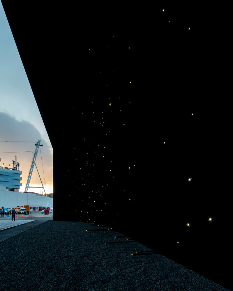 Điều đặc biệt là Vantablack VBx2 sử dụng cấu trúc nano đặc biệt giúp nó có thể bẫy được ánh sáng chiếu vào và biến đổi nó thành nhiệt.