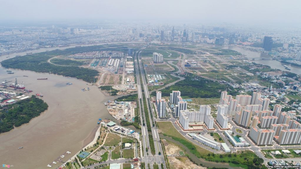  9. Thị trường bất động sản "sục sôi" với vụ tranh chấp đất Thủ Thiêm Sau nhiều năm diễn biến phức tạp, đến 2018, tranh chấp đất tại Thủ Thiêm thực sự bùng nổ. Bí thư TP HCM Nguyễn Thiện Nhân đã chỉ đạo phải làm rõ các sai phạm tại dự án này. Khu đô thị Thủ Thiêm được Thủ tướng phê duyệt quy hoạch năm 1996. Đây là trung tâm tài chính, văn hoá, thương mại, dịch vụ cao cấp... được mở rộng của TP HCM, kỳ vọng đẹp nhất Đông Nam Á, nằm bên bờ Đông sông Sài Gòn. Hiện, dự án đã giải phóng hơn 99% mặt bằng. Tuy nhiên, hàng trăm hộ dân khiếu kiện suốt hàng chục năm qua, cho rằng đất của họ nằm ngoài ranh quy hoạch nhưng vẫn bị giải tỏa; thu hồi, bồi thường, hỗ trợ tái định cư sai quy định.