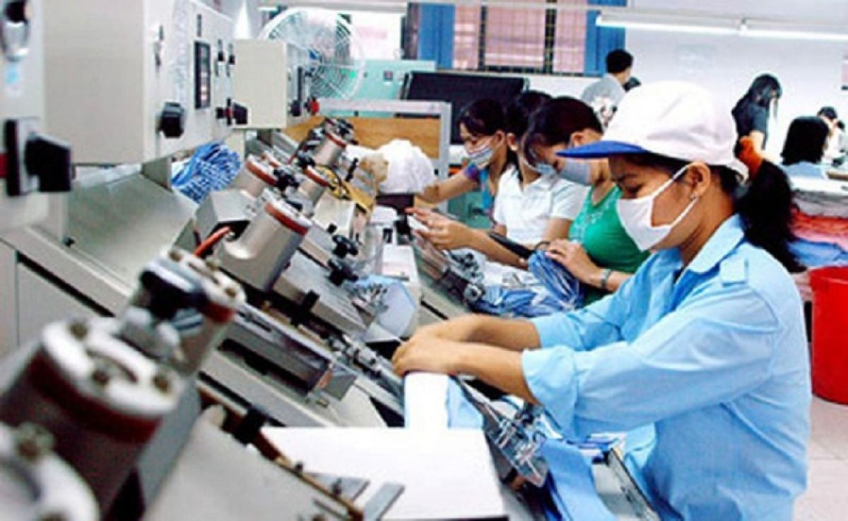  6. 30 năm thu hút đầu tư nước ngoàiSau 30 năm đổi mới, Việt Nam đã trở thành một trong những quốc gia thu hút đầu tư trực tiếp nước ngoài (FDI) thành công nhất trong khu vực. Tính đến ngày 20/12, cả nước có 27.353 dự án của 130 quốc gia và vùng lãnh thổ còn hiệu lực. Tổng vốn đăng ký 340,1 tỷ USD, tạo ra 8,5 triệu việc làm. Ảnh minh họa: Thuonggiaonline.