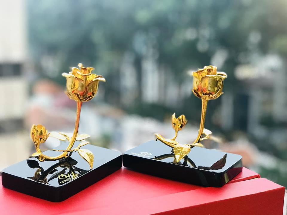 Bông hồng mạ vàng nghệ thuật "3 in 1" thiết kế cách điệu tạo ra các tính năng như để cắm bút, để bài trí danh thiếp và trang trí bàn làm việc. Ảnh: Quavang.