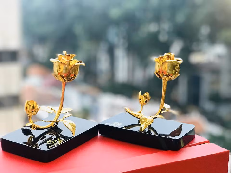 Bông hồng mạ vàng nghệ thuật "3 in 1" thiết kế cách điệu tạo ra các tính năng như để cắm bút, để bài trí danh thiếp và trang trí bàn làm việc. Ảnh: Quavang.