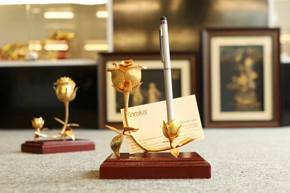 Từ khâu tạo mẫu, tạo sáp, tạo kiểu và dáng như một bông hoa hồng thật và cuối cùng là công đoạn phủ vàng. Ảnh: Karalux.