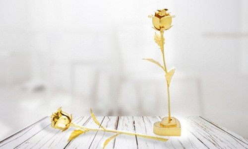 Trong đó, bông hồng mạ vàng đế trái tim đang được nhiều khách hàng đặt mua. Ảnh: Infonet.