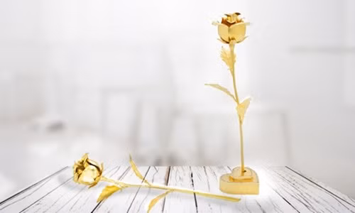 Trong đó, bông hồng mạ vàng đế trái tim đang được nhiều khách hàng đặt mua. Ảnh: Infonet.