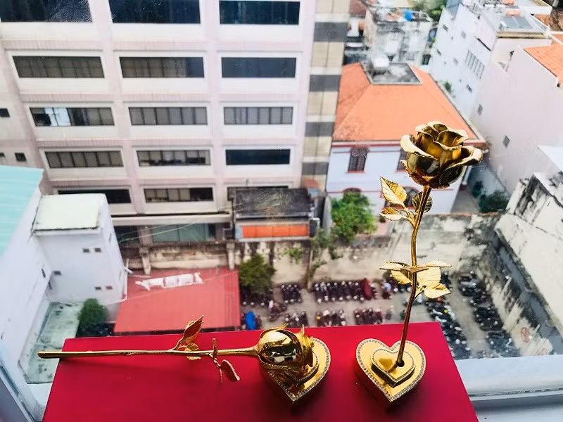 Với giá khoảng 3 triệu đồng, bông hồng mạ vàng được chế tác hoàn toàn thủ công với thiết kế cách điệu đế cắm hình trái tim. Ảnh: Infonet.