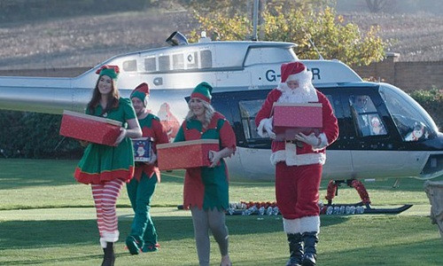 Bà Carolyn thậm chí thuê nguyên một chiếc trực thăng chở mình và Ông già Noel đến để tặng quà cho các con.