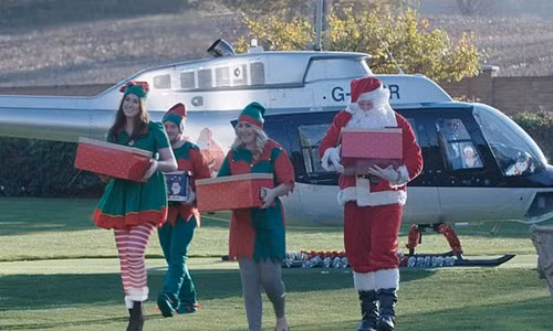 Bà Carolyn thậm chí thuê nguyên một chiếc trực thăng chở mình và Ông già Noel đến để tặng quà cho các con.