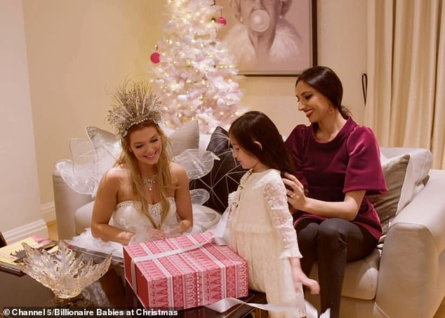 Bà mẹ Hegira (London) tặng cho cô con gái Halai nhân dịp Giáng sinh một chiếc nhẫn vàng 18 carat.