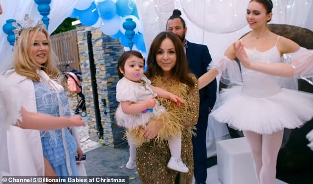 Bà Laura - mẹ của bé Valentina (20 tháng tuổi) đã chi tới 15.000 bảng Anh (tương đương 450 triệu đồng) để nhà tổ chức tiệc tạo ra một không khí tựa như một miền đất thần tiên cho con gái nhân dịp Giáng sinh.