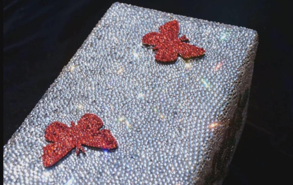 Một hộp quà tặng Giáng sinh đính 23.000 viên pha lê và có giá 30.000 bảng Anh (gần 900 triệu đồng).