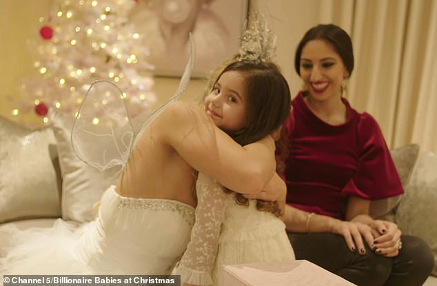 Bà mẹ Hegira còn con thuê một người mẫu ăn mặc như cô tiên để đem món quà tới tặng cho con gái.