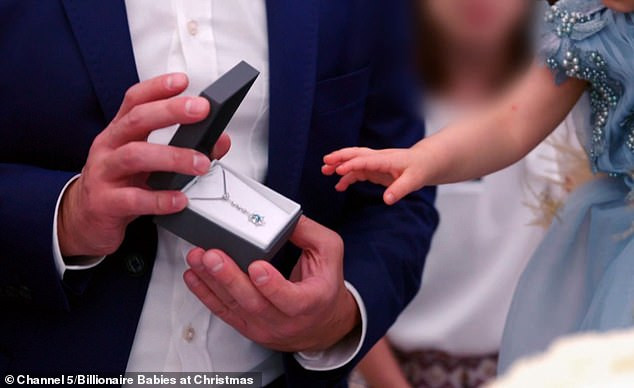 Ngoài chiếc bánh 3 tầng, bé Valentina còn nhận được sợi dây chuyền gắn viên kim cương xanh quý hiếm trị giá 100.000 bảng Anh (gần 3 tỷ đồng).