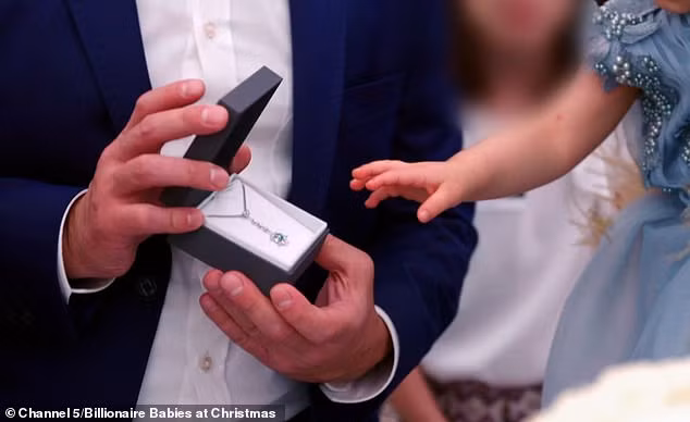 Ngoài chiếc bánh 3 tầng, bé Valentina còn nhận được sợi dây chuyền gắn viên kim cương xanh quý hiếm trị giá 100.000 bảng Anh (gần 3 tỷ đồng).