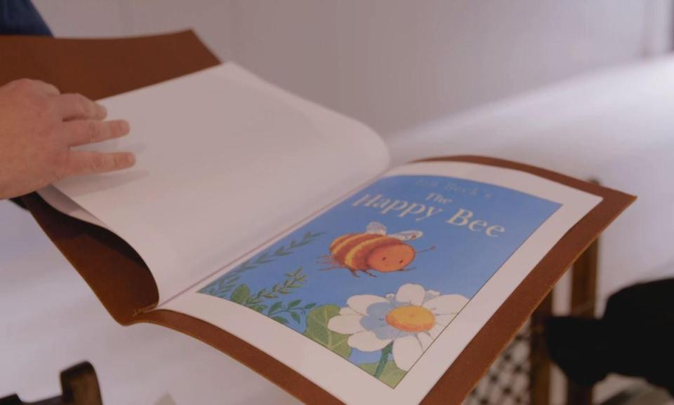 Một cuốn sách tô màu dát vàng 24 carat ngoài bìa trị giá 23.900 bảng Anh (hơn 700 triệu đồng). Nguồn ảnh: Thesun.