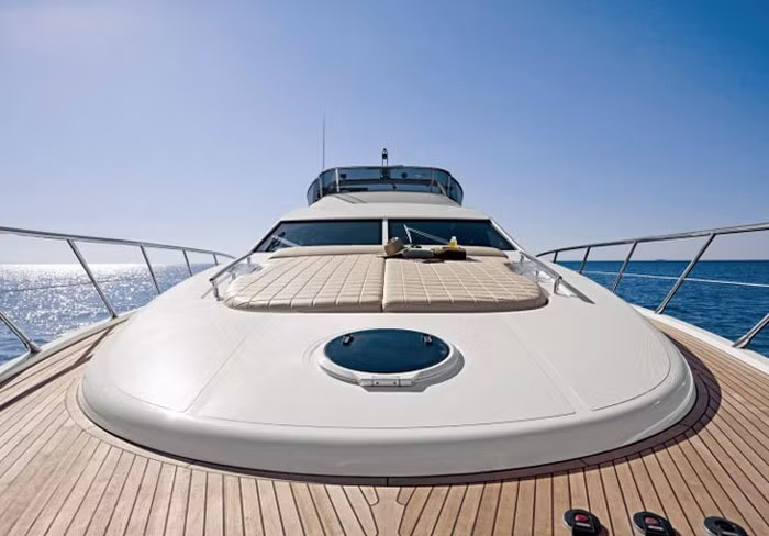 Du thuyền Azimut 70 của vị đại gia này là một trong những du thuyền hạng sang bậc nhất Sài Gòn với mức giá 4 triệu USD (gần 90 tỷ đồng). Ảnh: Zing.