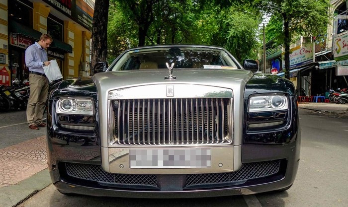 Đại gia Johnathan Hạnh Nguyễn cũng được biết đến là một đại gia chơi xe tại Sài Gòn. Trong đó phải kể đến bộ xe Rolls-Royce phiên bản khác nhau. Ảnh: Zing.