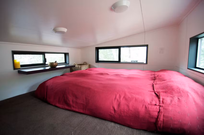 Phòng ngủ đơn giản, ngập tràn ánh sáng.