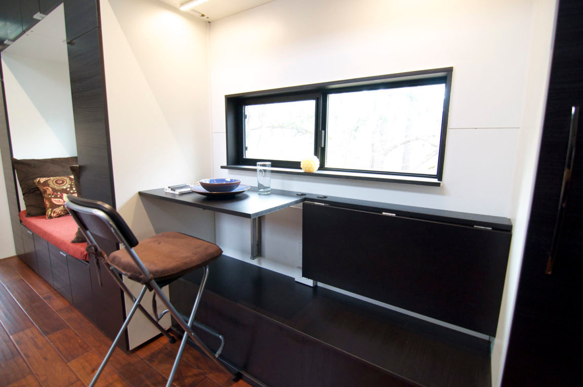 Khu vực ăn uống bố trí cạnh cửa sổ thoáng sáng.