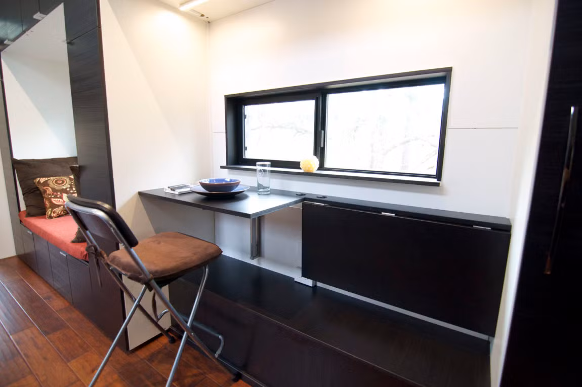 Khu vực ăn uống bố trí cạnh cửa sổ thoáng sáng.