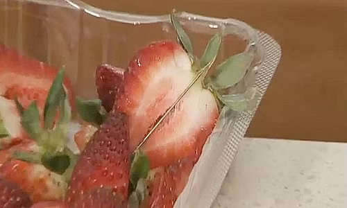 Cảnh sát phát hiện DNA của bà Trinh có trong một trong những hộp dâu bị phá hoại vào ngày 12/9. Ảnh: SN.