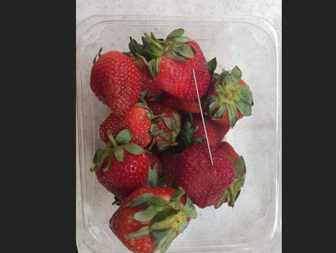 Vụ khủng hoảng kim trong trái dâu tây đã gây chấn động khắp 6 tiểu bang trên đất nước này. Ảnh: The Independent.