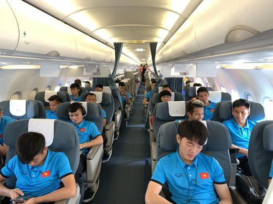 Chuyến bay sẽ tạo điều kiện tốt nhất cho toàn đội chuẩn bị ngay cho trận chung kết lượt về trên sân vận động Mỹ Đình diễn ra vào ngày 15/12. Ảnh: Người lao động.