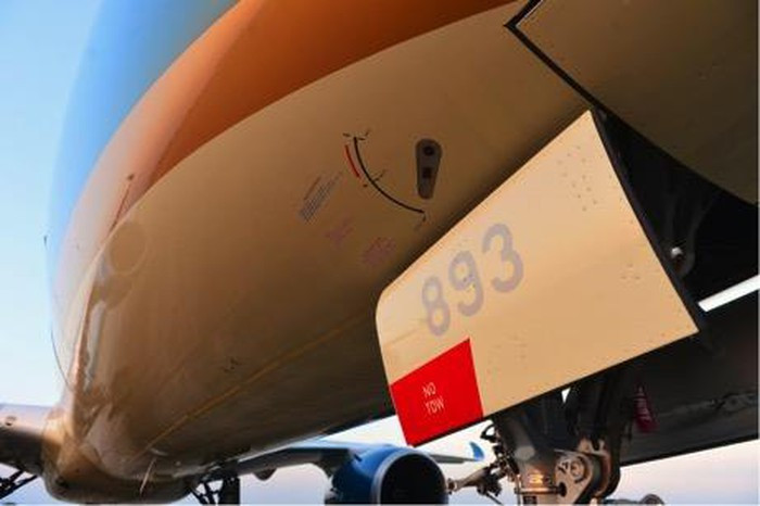 Thân máy bay Airbus A350-900 được tạo bằng loại vật liệu chắc bền là sợi carbon tổng hợp rất nhẹ nên máy bay giảm mức tiêu thụ nhiên liệu được đến 25% so với các loại máy bay thân rộng khác hiện nay. Ảnh: Lao động.