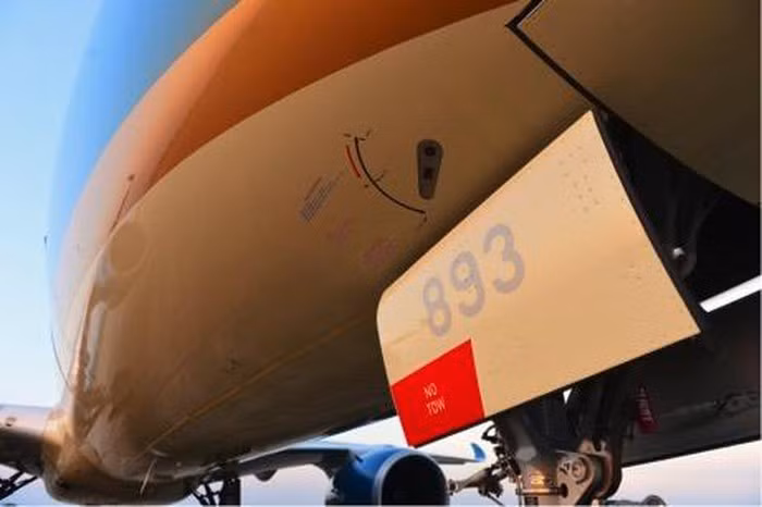 Thân máy bay Airbus A350-900 được tạo bằng loại vật liệu chắc bền là sợi carbon tổng hợp rất nhẹ nên máy bay giảm mức tiêu thụ nhiên liệu được đến 25% so với các loại máy bay thân rộng khác hiện nay. Ảnh: Lao động.