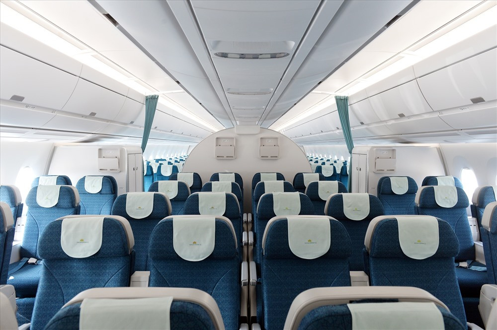 Airbus A350-900 cũng sở hữu chiều ngang rộng hơn, trần cao, cửa sổ rộng lớn; hệ thống lọc không khí tiên tiến cung cấp nguồn khí tươi mát cứ mỗi 3 phút. Ảnh: Lao động.