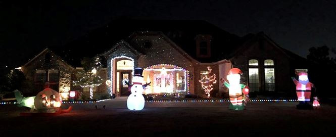 Bên ngoài ngôi nhà ở Mỹ của ca sĩ Hồng Ngọc lung linh trong ánh đèn. Ảnh: Tiền phong.