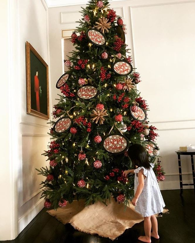 Trong nhà của Tăng Thanh Hà nổi bật với cây thông Noel lớn. Ảnh: Instagram.