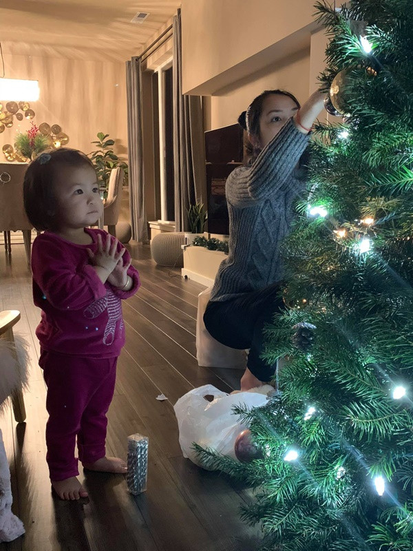 Cây thông Noel rực sáng trong phòng khách nhà Lam Trường. Ảnh: Facebook.