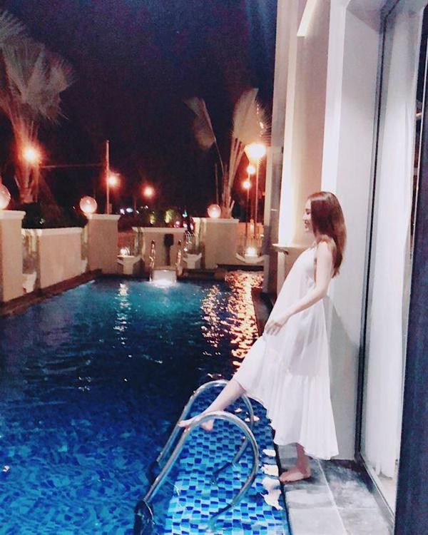 Bên ngoài còn có bể bơi nhỏ để tiện cho cô nàng nghỉ ngơi, thư giãn.