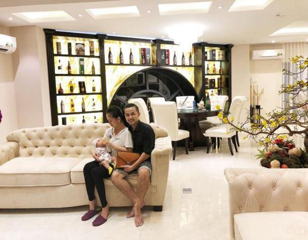 Theo chia sẻ của nữ ca sĩ, căn biệt thự này nằm ở Quận 7, TP HCM, được anh trai cô tự tay thiết kế từng chi tiết. Ban công hướng ra mặt đường nhiều cây xanh, tạo cảm giác thoáng mát và là góc nhỏ được Bảo Thy khá ưa thích.