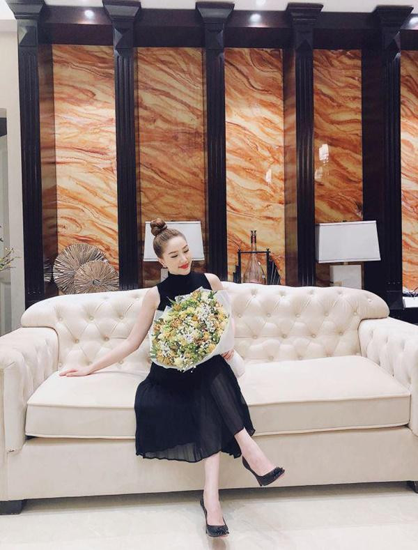 Thời gian trước, những hình ảnh về căn biệt thự mới xây dựng của gia đình Bảo Thy được nữ ca sĩ chia sẻ nhiều trên trang cá nhân. Đáng nói, dù chỉ hé lộ một số góc nhỏ nhưng cũng khiến khán giả không thể rời mắt, bởi độ xa hoa, sang chảnh trong không gian sống của gia đình cô.