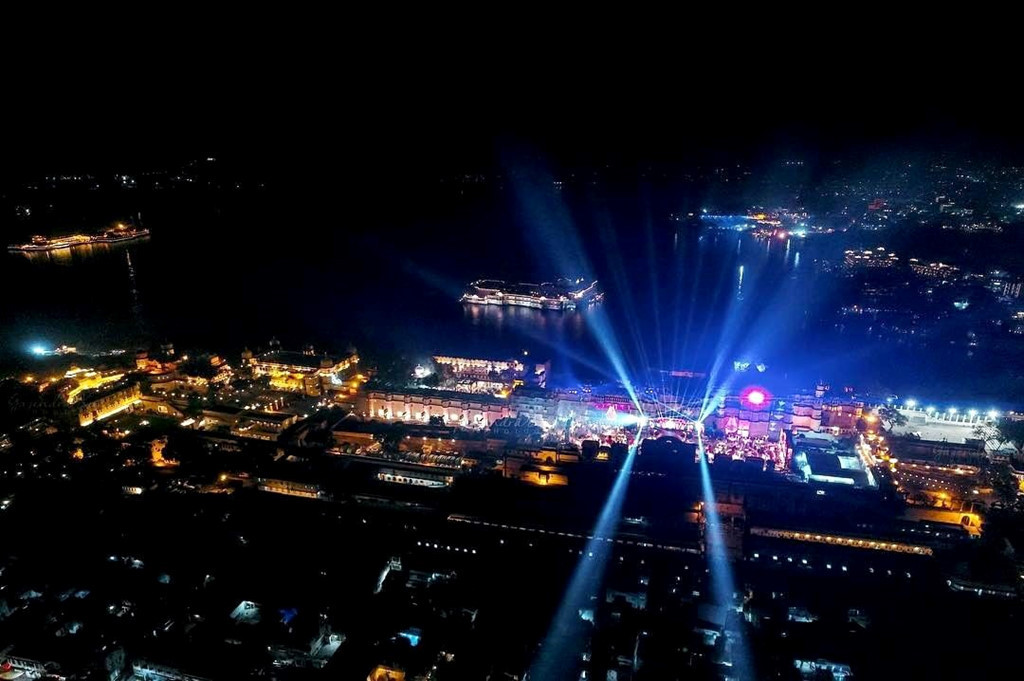 Đám cưới con gái tỷ phú Mukesh Ambani được tổ chức tại lâu đài 27 tầng của gia đình. Tòa nhà được chiếu sáng toàn bộ trong tiệc cưới, bên cạnh hệ thống đèn trải dài khắp mọi ngả đường xung quanh. Ảnh: AP.