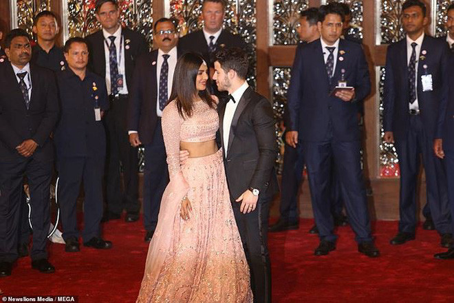 Vợ chồng Nick Jonas và Hoa hậu Thế giới Priyanka Chopra cũng có mặt. Ảnh: Mega.