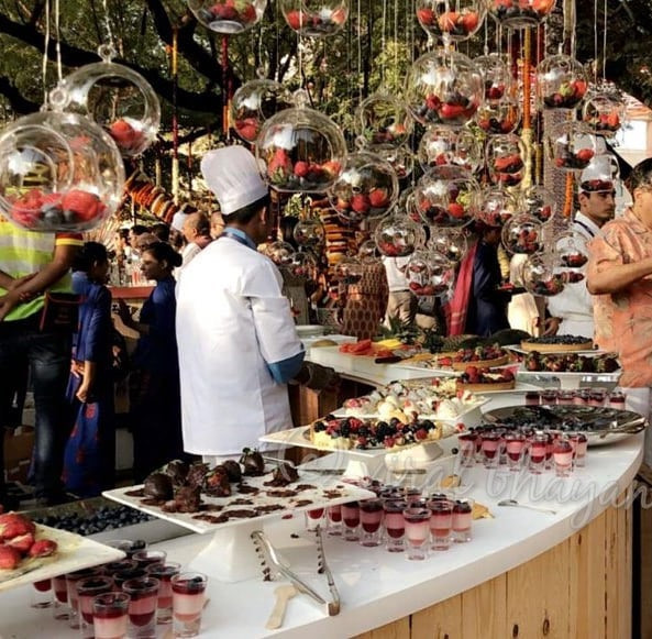 Rất đông nhân viên phục vụ. Ảnh: AP.