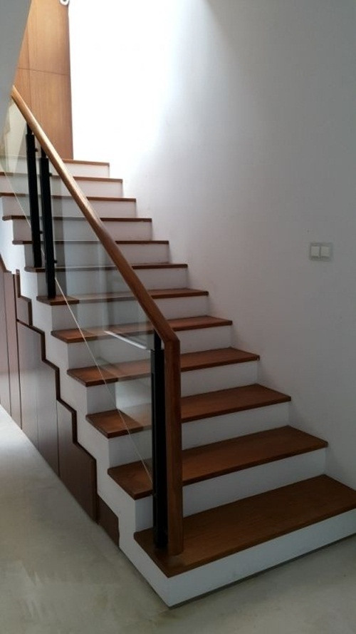 Đường viền gỗ ngoài tác dụng tăng tính thẩm mỹ còn là chi tiết để đỡ phần lan can kính. Ảnh: Xaynhasaigon.