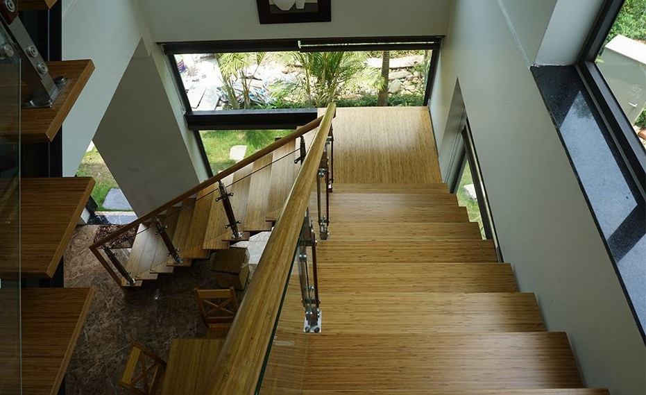 Lan can kính tay vịn gỗ đang ngày càng phổ biến bởi vẻ đẹp giản dị lẫn hiện đại. Ảnh: Nhomkinhviet.