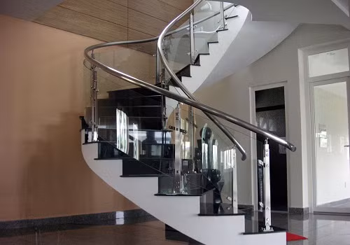 Cầu thang uốn cong mềm mại là xu hướng mới trong năm 2019 khi mà diện tích đất ở ngày càng bị thu hẹp. Ảnh: Kinhcuongluc.