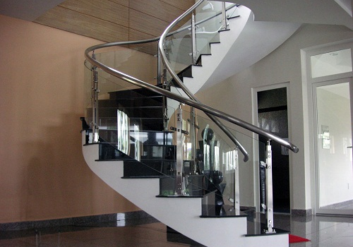 Cầu thang uốn cong mềm mại là xu hướng mới trong năm 2019 khi mà diện tích đất ở ngày càng bị thu hẹp. Ảnh: Kinhcuongluc.