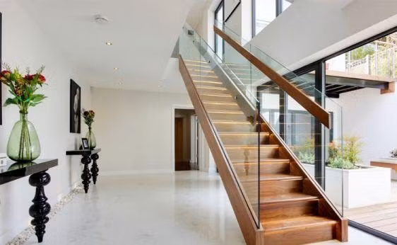 Cầu thang gỗ lan can kính phong cách hiện đại tiếp tục lên ngôi trong năm 2019. Ảnh: Batdongsanbinhduong.