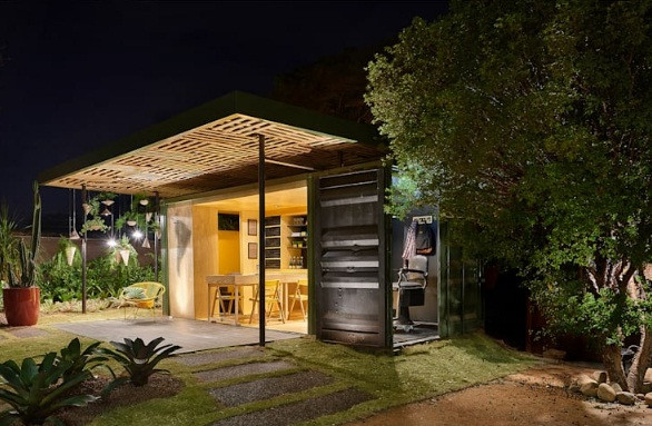 Mái che từ gỗ mộc mạc nhìn ra sân vườn, tạo không gian thoáng đãng.